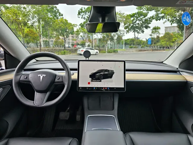 Tesla Model Y — Фото автомобиля 12