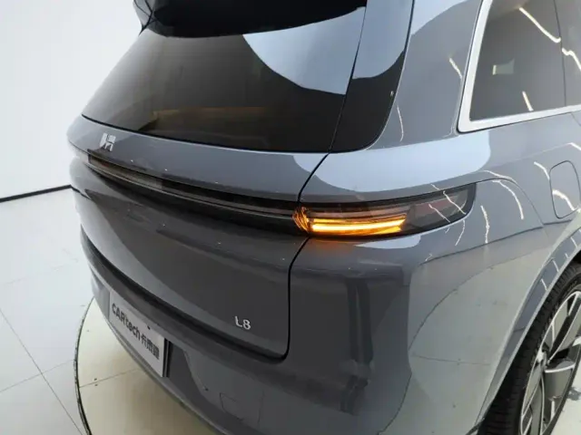 Li Auto L8 — Фото автомобиля 16