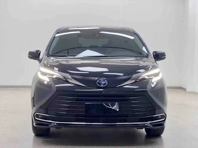 Toyota Sienna — Фото автомобиля 2