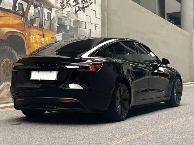 Tesla Model 3 — Фото автомобиля 3