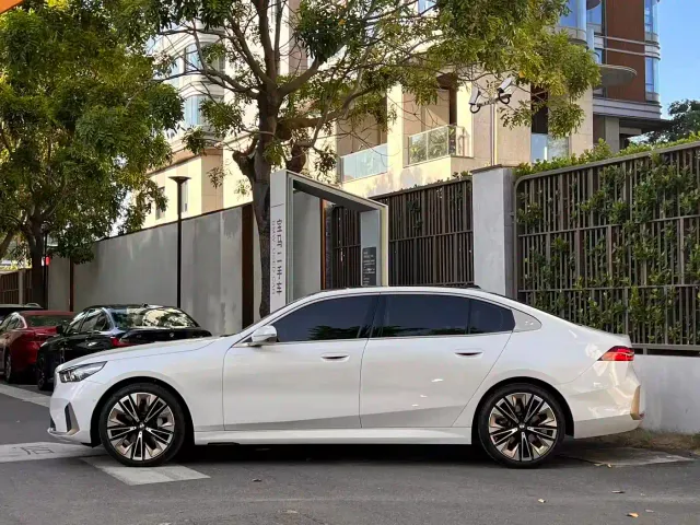 BMW 5 Series — Фото автомобиля 3