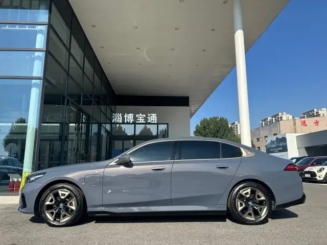 BMW i5 — Фото автомобиля 5