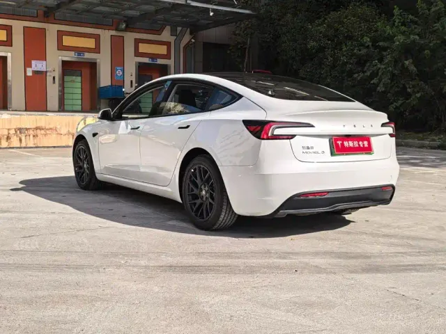 Tesla Model 3 — Фото автомобиля 14