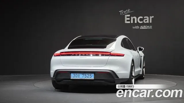 Porsche Taycan — Фото автомобиля 4