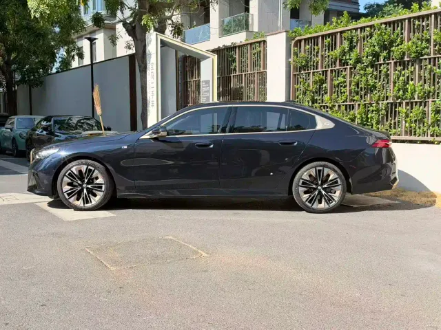 BMW 5 Series — Фото автомобиля 3
