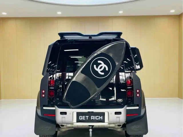 Land Rover Defender — Фото автомобиля 8
