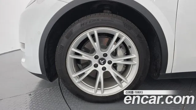 Tesla Model Y — Фото автомобиля 5