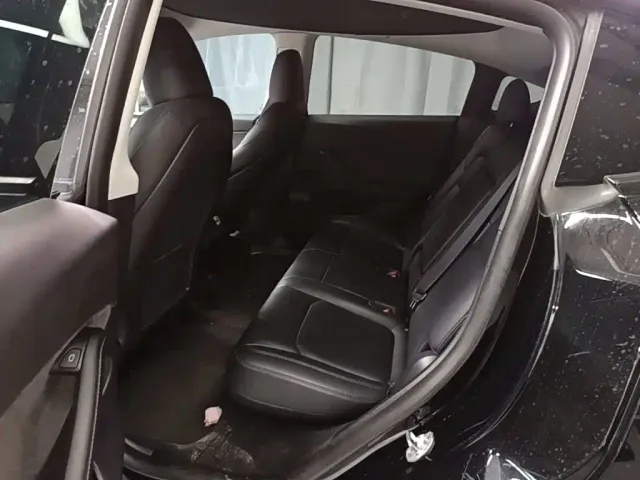 Tesla Model Y — Фото автомобиля 16