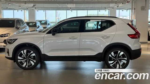 Volvo XC40 — Фото автомобиля 4