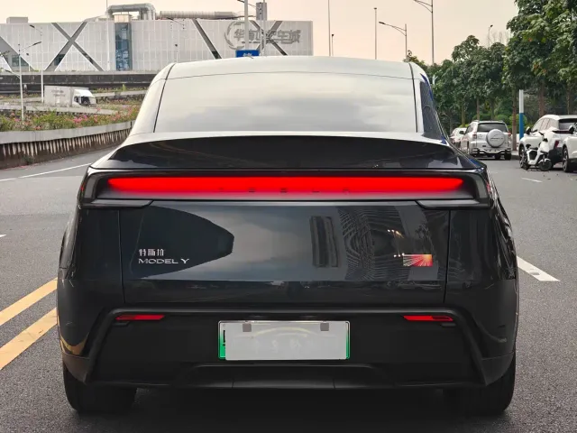 Tesla Model Y — Фото автомобиля 5