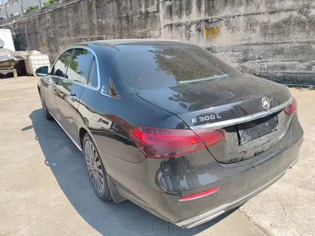 Mercedes-Benz E-Class — Фото автомобиля 4
