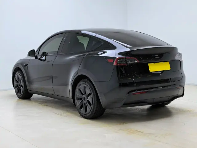 Tesla Model Y — Фото автомобиля 11