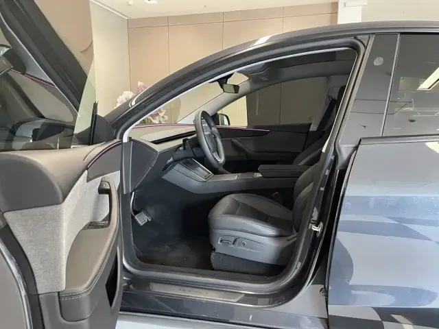 Tesla Model Y — Фото автомобиля 17