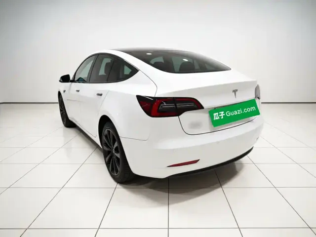 Tesla Model 3 — Фото автомобиля 5