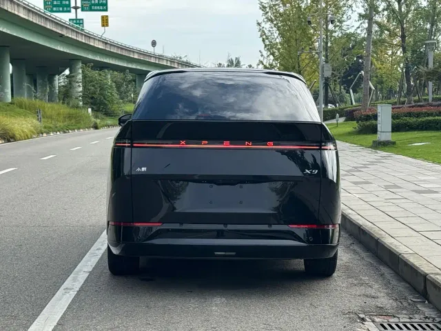 Xpeng X9 — Фото автомобиля 6