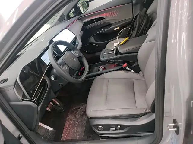 Hongqi EH7 — Фото автомобиля 19