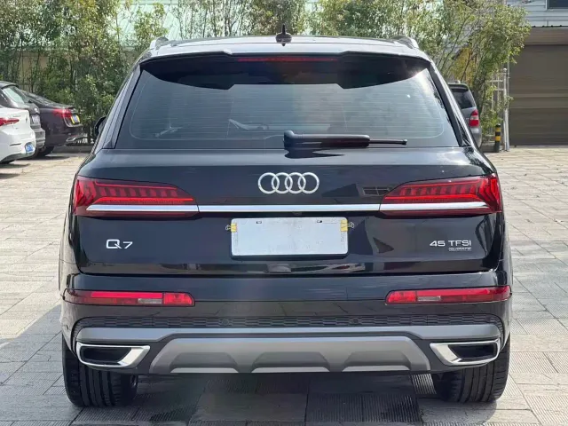 Audi Q7 — Фото автомобиля 10