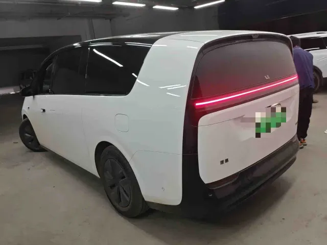Li Auto MEGA — Фото автомобиля 4