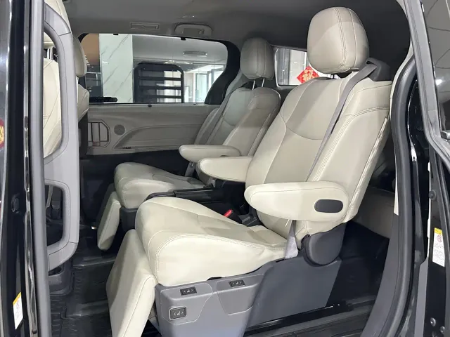 Toyota Sienna — Фото автомобиля 4