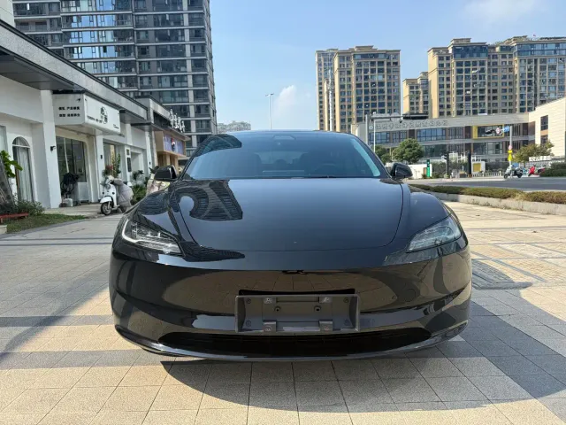 Tesla Model 3 — Фото автомобиля 2