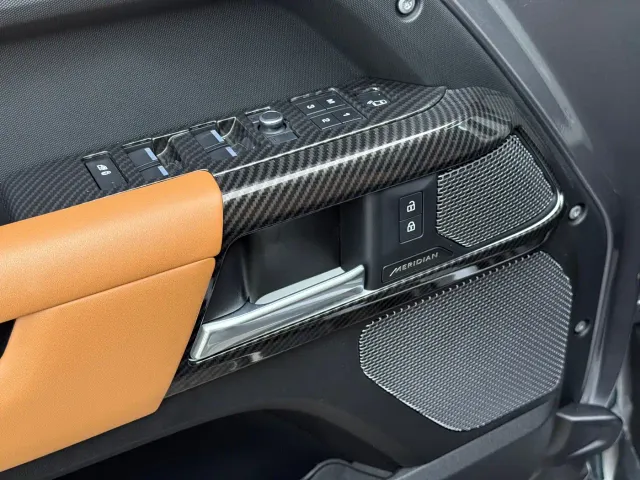 Land Rover Defender — Фото автомобиля 12