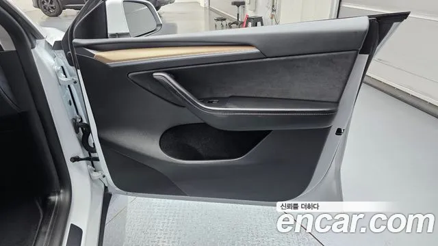 Tesla Model Y — Фото автомобиля 14
