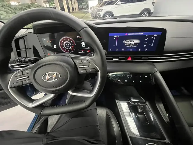 Hyundai Elantra 2022 1.5L CVT LUX Premium Edition — Фото автомобиля 16