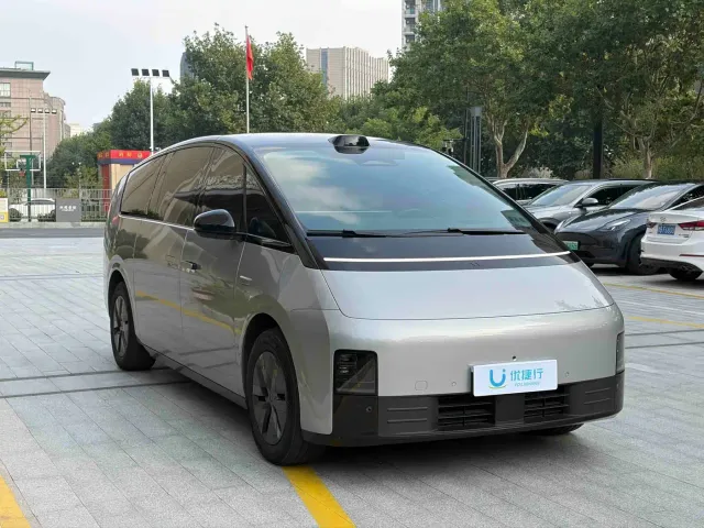 Li Auto MEGA — Фото автомобиля 3