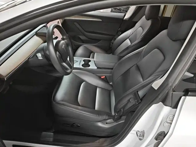 Tesla Model 3 — Фото автомобиля 14