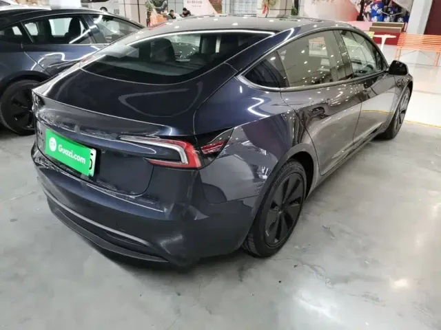 Tesla Model 3 — Фото автомобиля 6