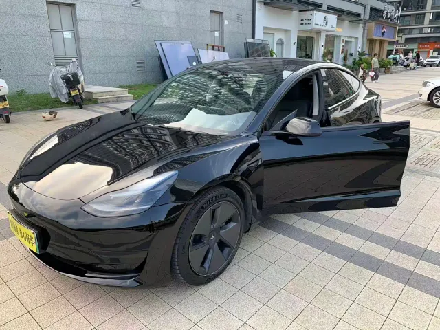 Tesla Model 3 — Фото автомобиля 12