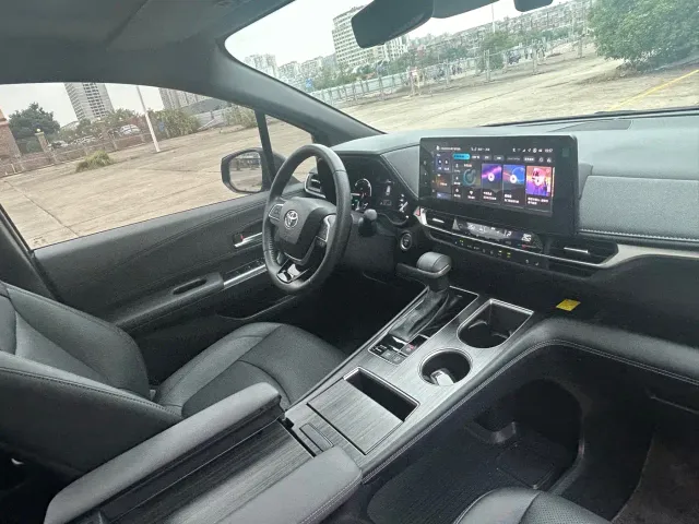 Toyota Sienna — Фото автомобиля 10