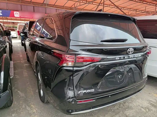 Toyota Sienna — Фото автомобиля 4
