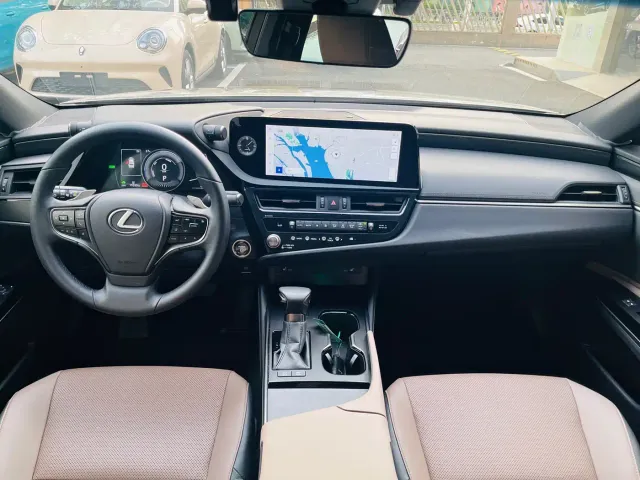 Lexus ES — Фото автомобиля 3