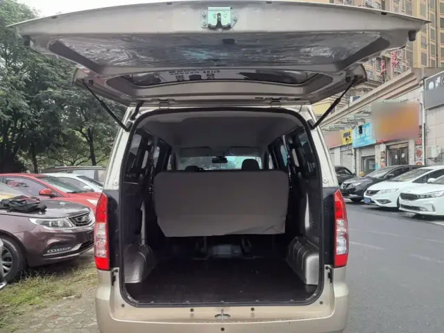 Wuling Hongguang V — Фото автомобиля 18