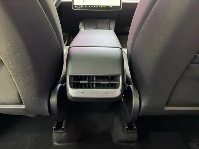 Tesla Model Y — Фото автомобиля 18