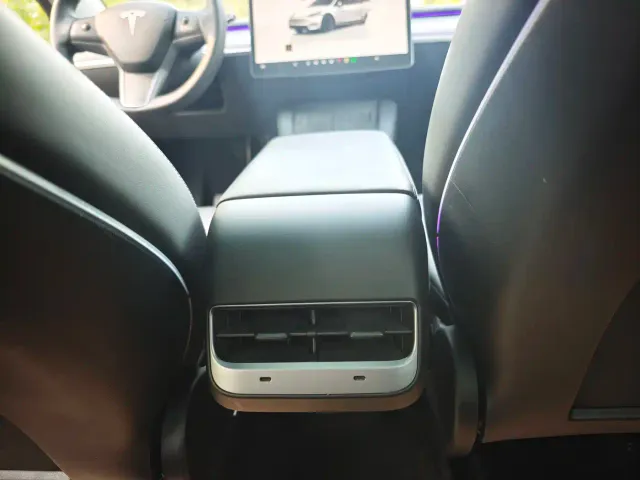 Tesla Model Y — Фото автомобиля 9