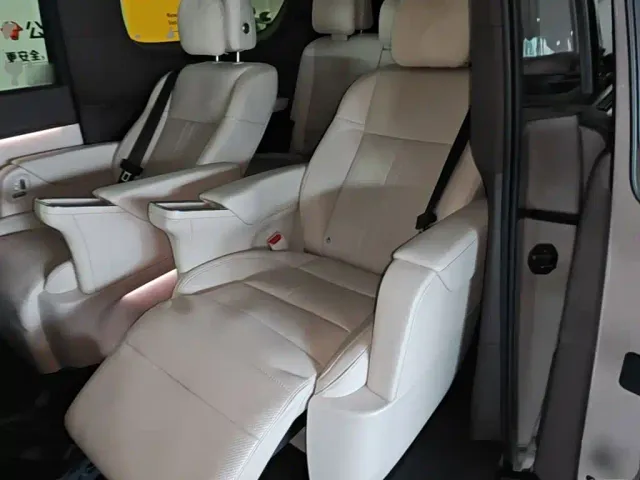 Li Auto MEGA — Фото автомобиля 16