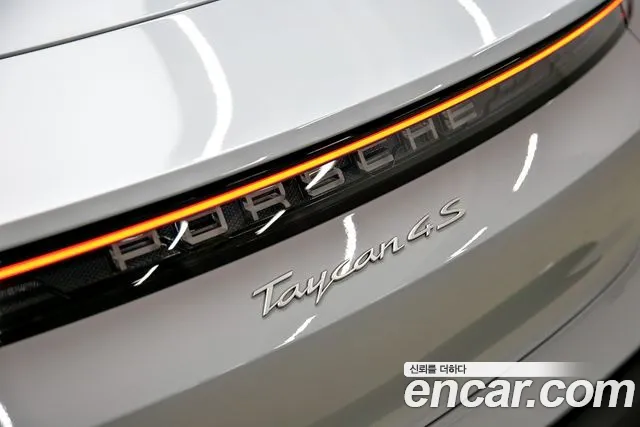 Porsche Taycan — Фото автомобиля 7