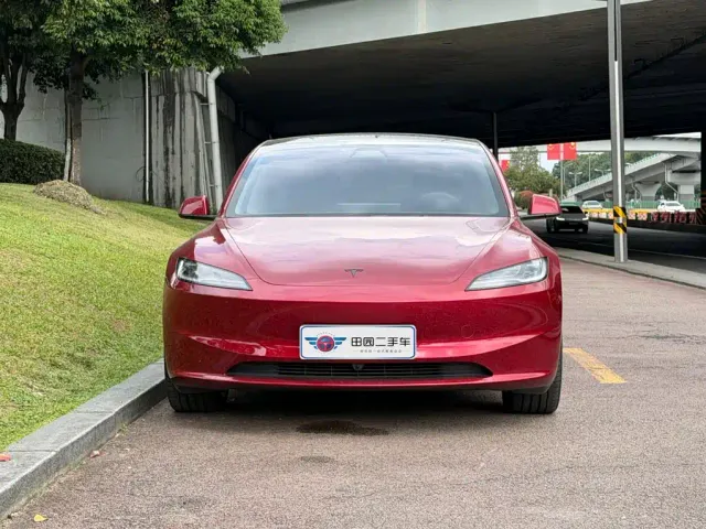 Tesla Model 3 — Фото автомобиля 2