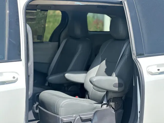 Toyota Sienna — Фото автомобиля 6