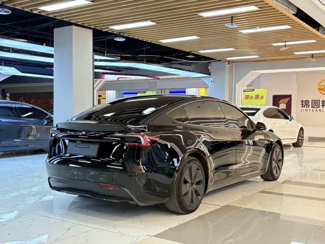 Tesla Model 3 — Фото автомобиля 5