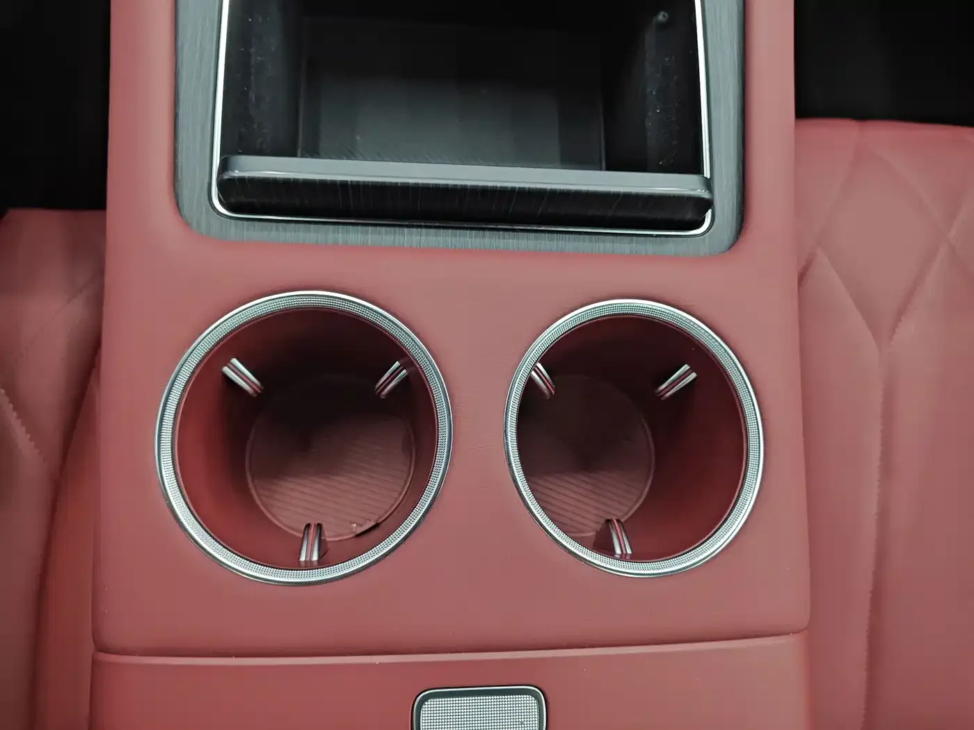 AITO Wenjie AITO M8 2025 Model Extended Range Ultra Edition 53.4kWh 5-Seater — Фото автомобиля 17