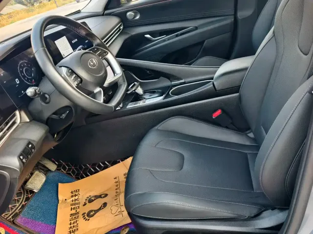 Hyundai Elantra 2022 1.5L CVT LUX Premium Edition — Фото автомобиля 15
