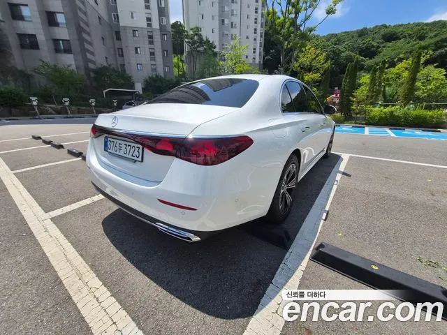 Mercedes-Benz E-Class — Фото автомобиля 2
