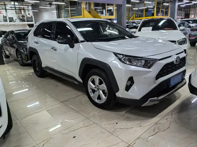 Toyota RAV4 — Фото автомобиля 3