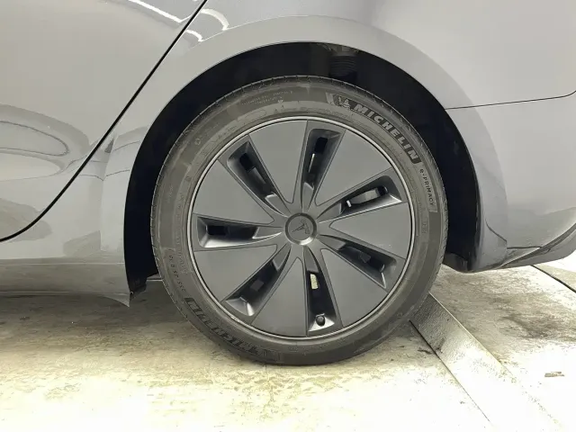 Tesla Model 3 — Фото автомобиля 12