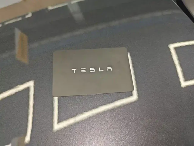Tesla Model 3 — Фото автомобиля 8