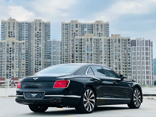 Bentley Flying Spur — Фото автомобиля 10