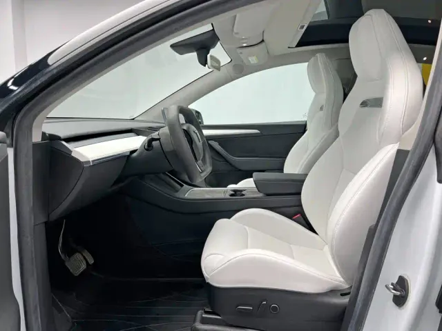 Tesla Model Y — Фото автомобиля 15